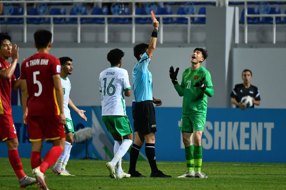 TRỰC TIẾP U23 Việt Nam 0-2 U23 Ả Rập Xê Út: Thủ môn Văn Chuẩn nhận thẻ đỏ rời sân - Ảnh 2.