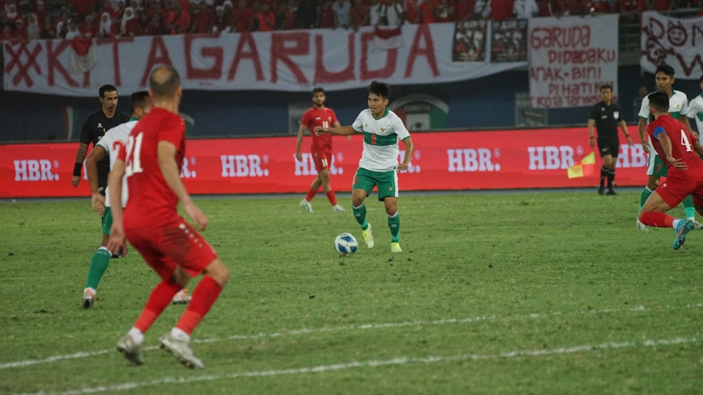 Indonesia nguy cơ vỡ mộng Asian Cup, CĐV tung mưa gạch đá - Ảnh 1.