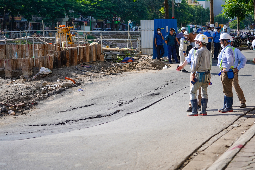 Hà Nội: Phố Vũ Tông Phan lún sâu 1 mét, rộng 23 mét - Ảnh 2.