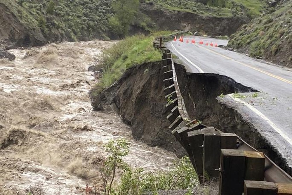  Mỹ: Đại hồng thủy xé toạc vườn quốc gia Yellowstone  - Ảnh 1.