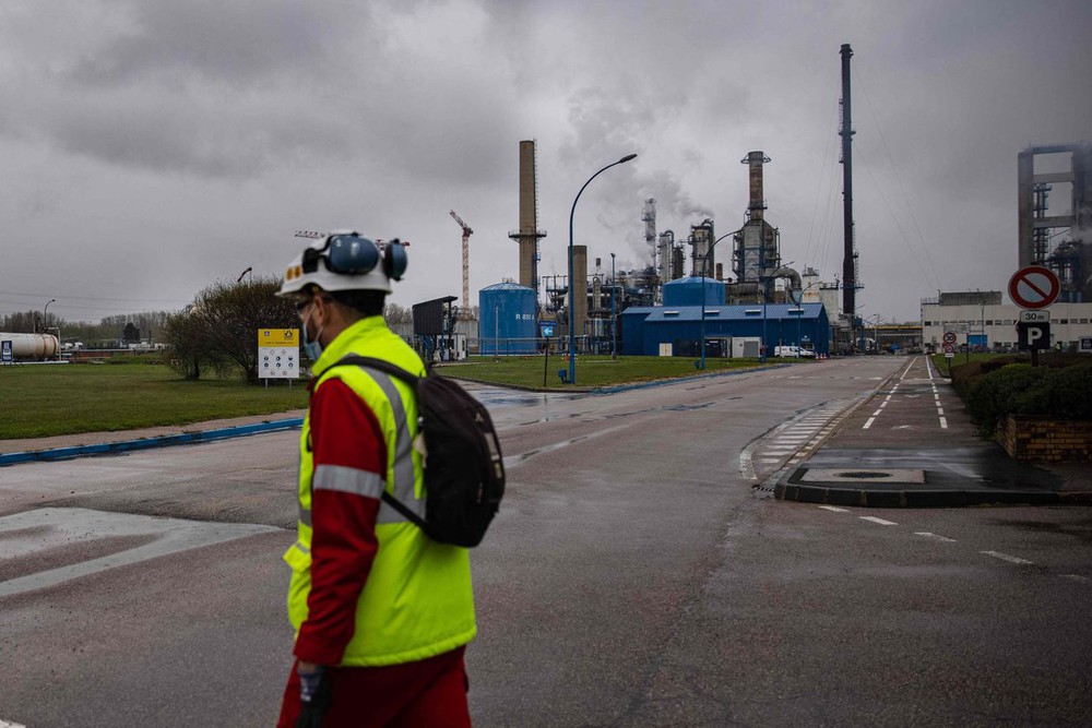 Thiếu nguồn dầu khí giá rẻ của Nga, nhiều nhà máy châu Âu phải đóng cửa - Ảnh 2.