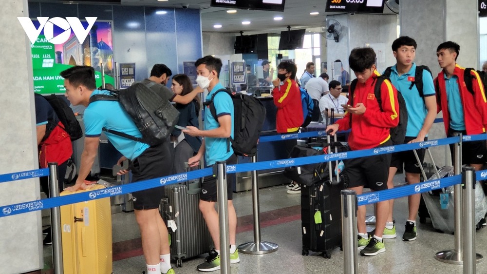 HLV Gong Oh Kyun cùng dàn cầu thủ U23 Việt Nam lên đường về Hà Nội - Ảnh 3.