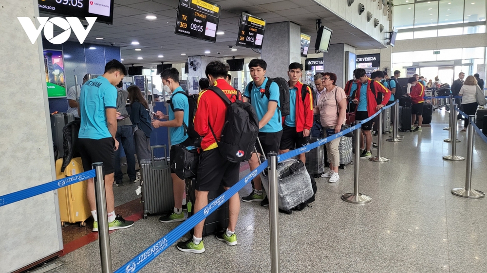 HLV Gong Oh Kyun cùng dàn cầu thủ U23 Việt Nam lên đường về Hà Nội - Ảnh 4.