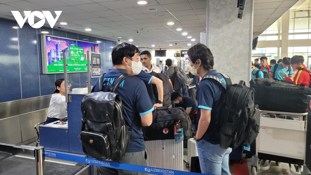 HLV Gong Oh Kyun cùng dàn cầu thủ U23 Việt Nam lên đường về Hà Nội - Ảnh 6.