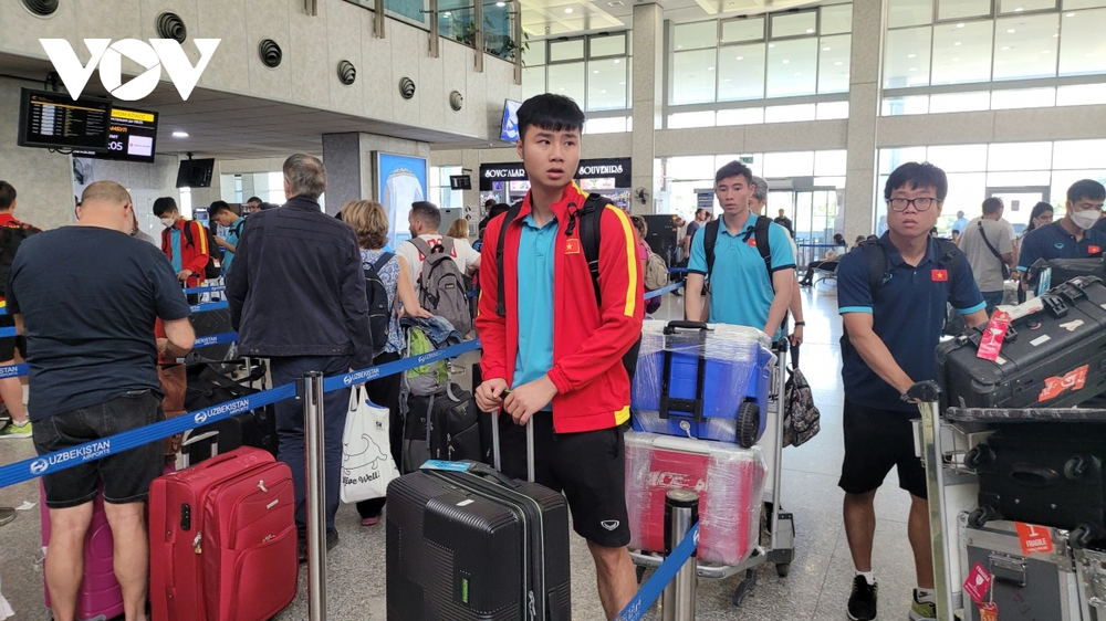 HLV Gong Oh Kyun cùng dàn cầu thủ U23 Việt Nam lên đường về Hà Nội - Ảnh 7.