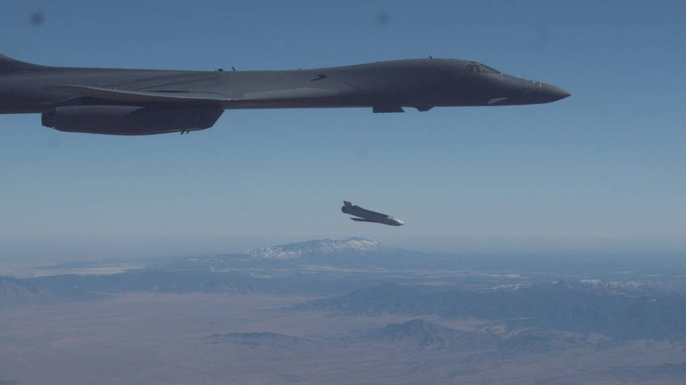 Không quân Mỹ điều máy bay ném bom chiến lược B-1B trở lại Guam: Mục đích chính là gì? - Ảnh 2.