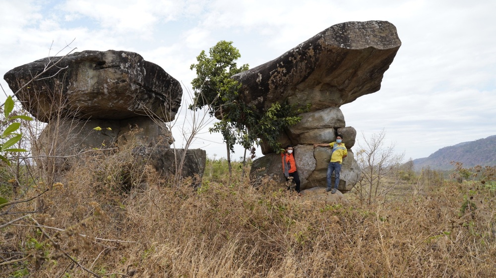 Giai thoại hòn đá chồng phố núi Gia Lai hút khách du lịch - Ảnh 1.