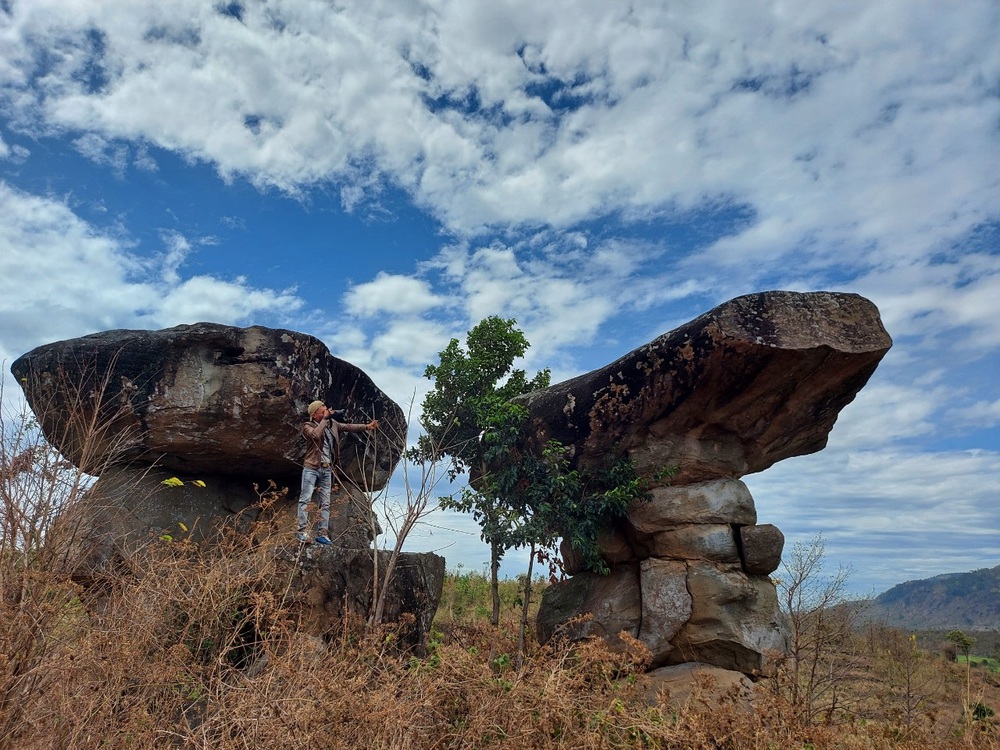 Giai thoại hòn đá chồng phố núi Gia Lai hút khách du lịch - Ảnh 2.