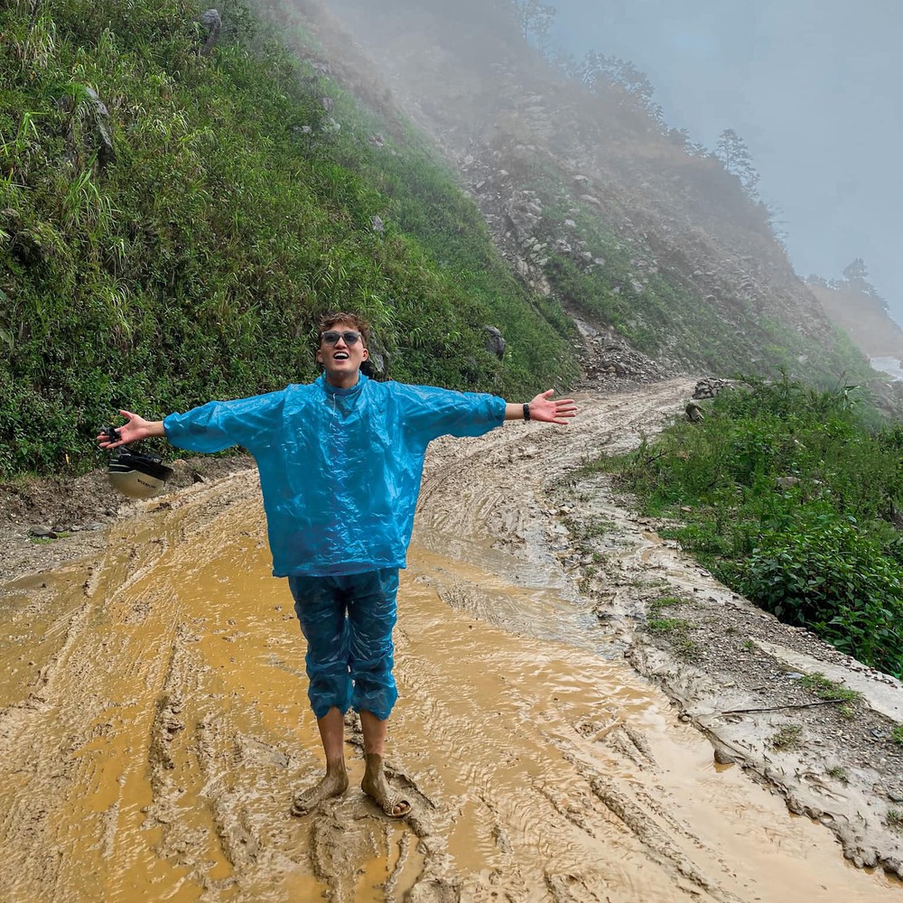 Chủ quan không xem thời tiết, chàng blogger săn mây Tà Xùa trong cảnh “chân lấm tay bùn” - Ảnh 7.