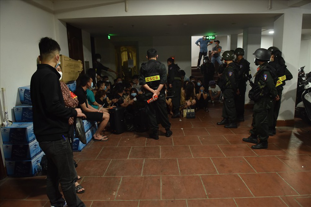 Gần 200 cảnh sát tổ chức vây bắt ổ bay lắc tại khách sạn hạng sang - Ảnh 1.