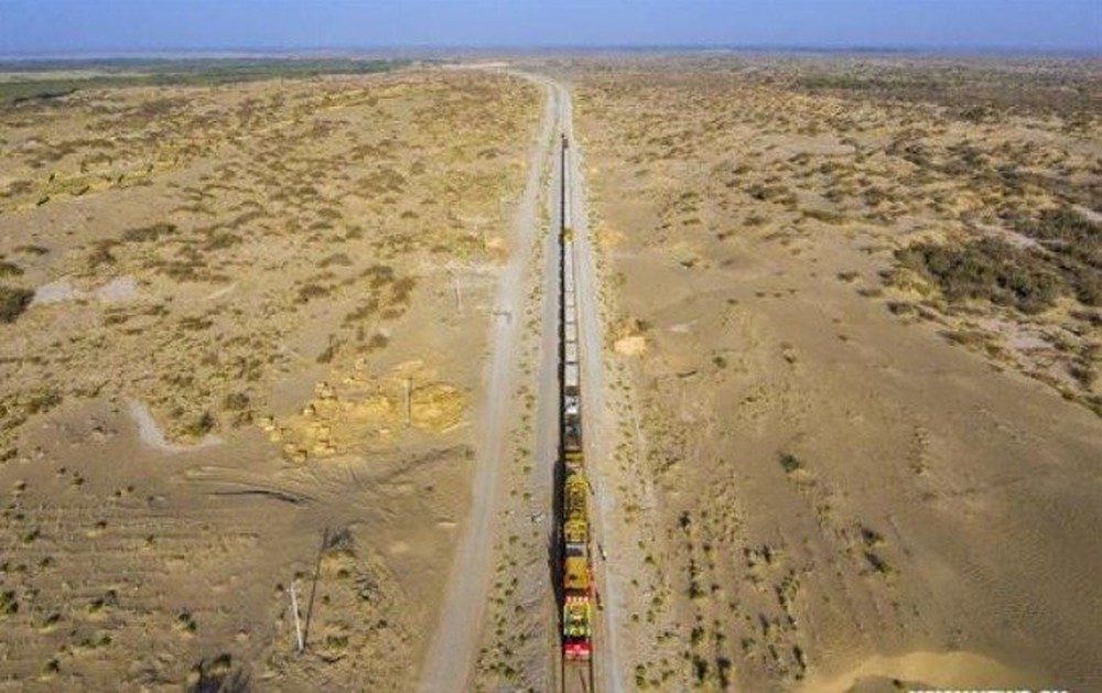 Cận cảnh tuyến đường sắt đầu tiên trên thế giới chạy quanh sa mạc - Ảnh 3.