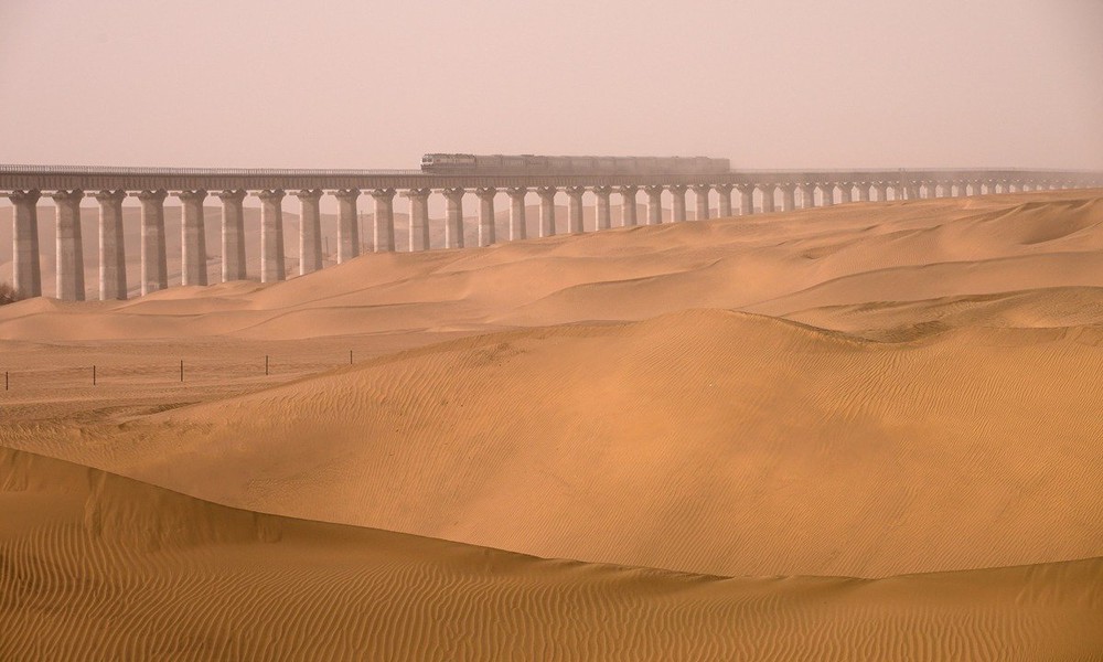 Cận cảnh tuyến đường sắt đầu tiên trên thế giới chạy quanh sa mạc - Ảnh 2.
