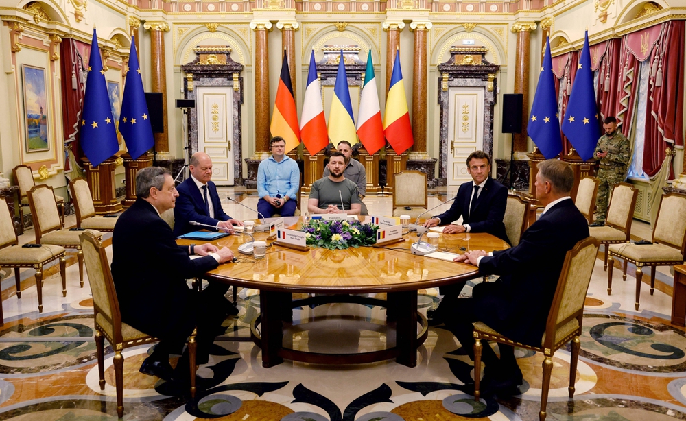 Hình ảnh lãnh đạo châu Âu gặp ông Zelensky lần đầu tiên từ khi xung đột nổ ra - Ảnh 1.