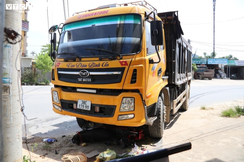 Tai nạn thương tâm ở Hà Tĩnh, con bị cuốn vào gầm xe tải tử vong, mẹ nguy kịch - Ảnh 1.