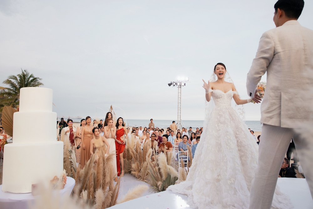 Những hình ảnh đẹp nhất ở hôn lễ có 102 của Minh Hằng và chồng doanh nhân - Ảnh 9.