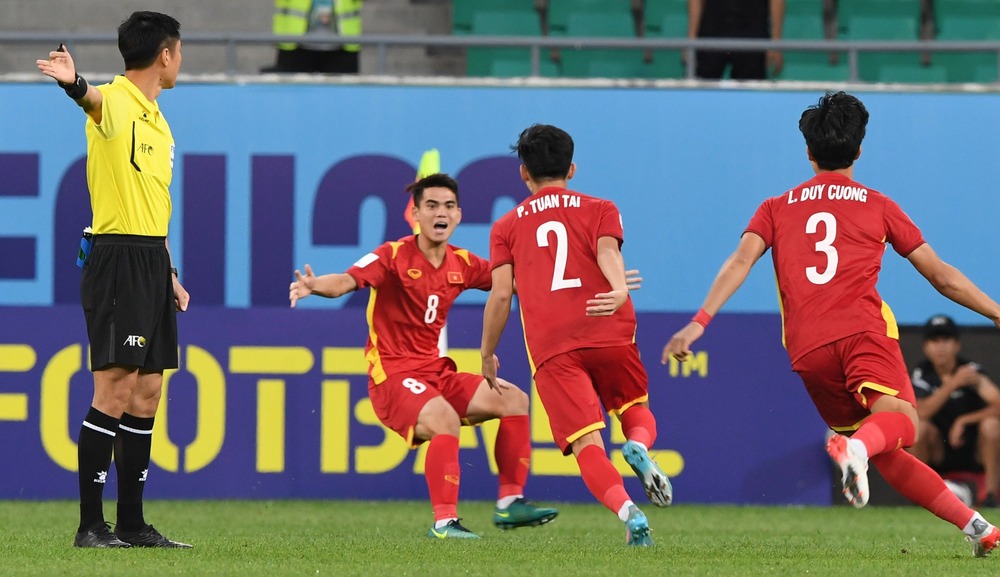 Tạo cú sốc thần tốc & ghi siêu phẩm, U23 Việt Nam vẫn rời sân đầy tiếc nuối trước Thái Lan - Ảnh 1.