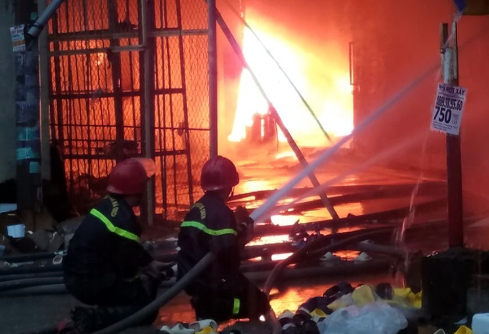TP Hồ Chí Minh: Cháy lớn tại kho hàng của một công ty ở Bình Chánh - Ảnh 2.
