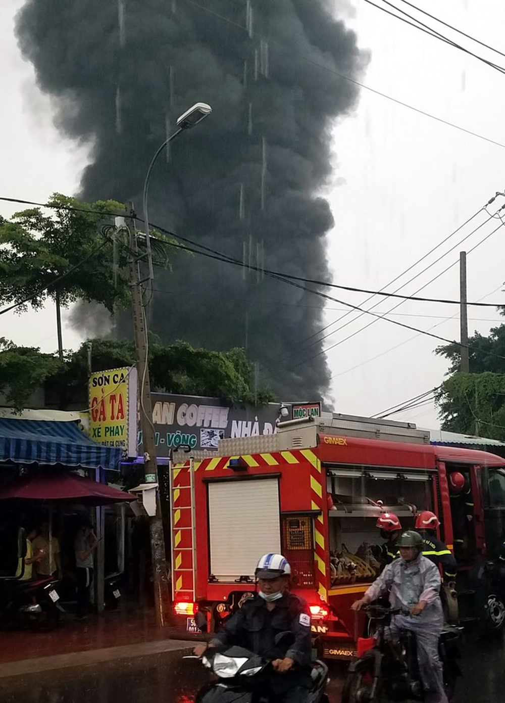 TP Hồ Chí Minh: Cháy lớn tại kho hàng của một công ty ở Bình Chánh - Ảnh 1.
