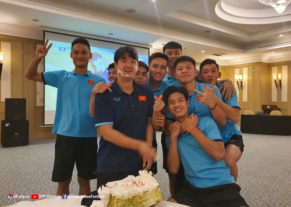 U23 Việt Nam tổ chức sinh nhật cho HLV thể lực Park Sung Gyun trước trận gặp U23 Thái Lan - Ảnh 1.