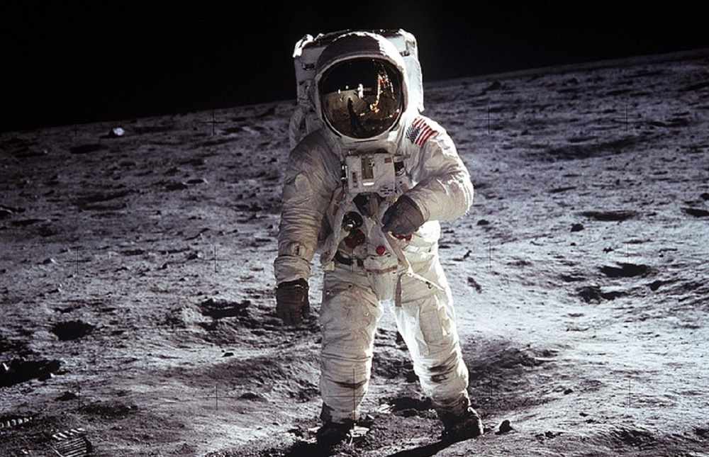 NASA spends billions of dollars developing a new, more versatile space suit - Photo 1.