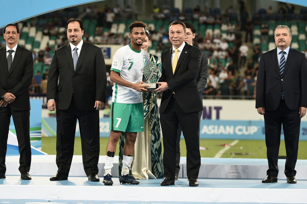 Lãnh đạo VFF trao giải cho Cầu thủ xuất sắc nhất VCK U23 châu Á 2022 - Ảnh 1.