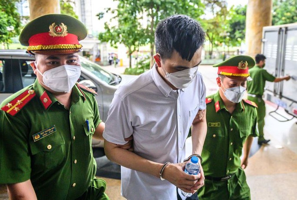 Bị cáo Nguyễn Đức Chung đến toà bằng xe chuyên dụng, vào cửa sau - Ảnh 1.