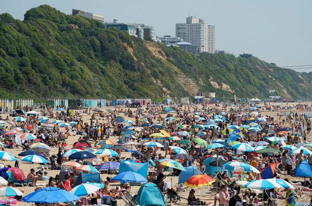 Chùm ảnh: Người dân châu Âu vật lộn chống chọi với nắng nóng, Tây Ban Nha ghi nhận nhiệt độ cao nhất trong 20 năm trở lại đây - Ảnh 14.