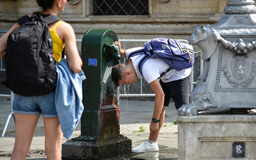 Chùm ảnh: Người dân châu Âu vật lộn chống chọi với nắng nóng, Tây Ban Nha ghi nhận nhiệt độ cao nhất trong 20 năm trở lại đây - Ảnh 15.