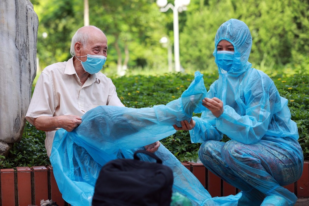 Bác sĩ nghỉ việc ở bệnh viện công: Tôi vẫn chữa bệnh, cứu người, nên không có gì hổ thẹn - Ảnh 1.