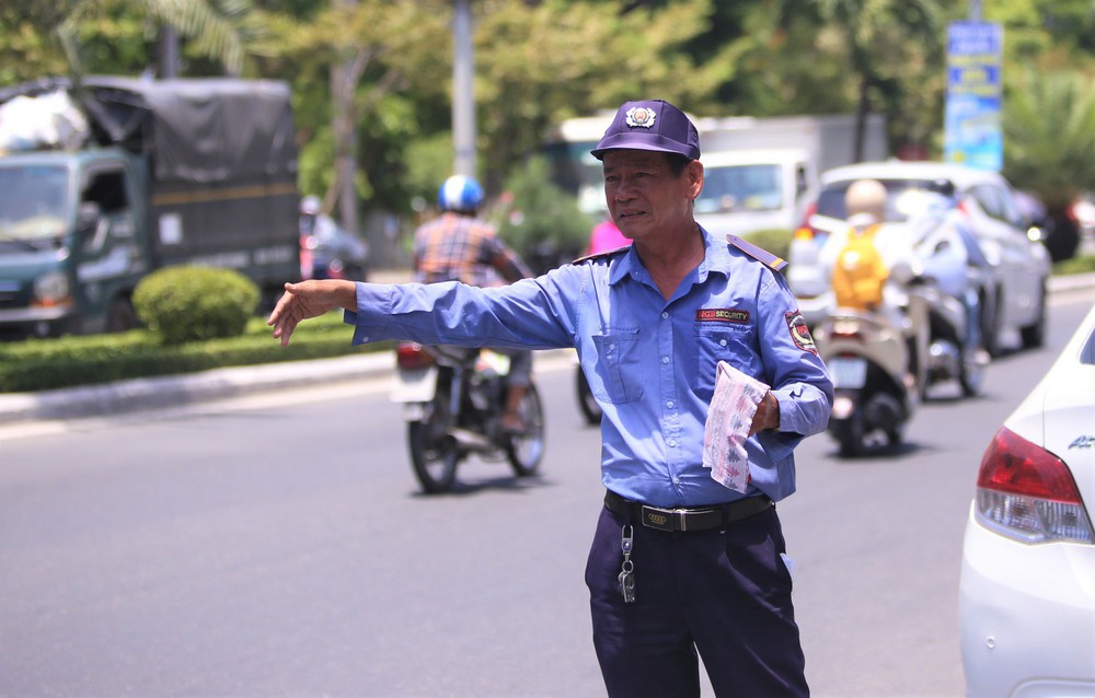  Ảnh: Người lao động vật vã mưu sinh dưới cái nắng đổ lửa ở Đà Nẵng - Ảnh 11.