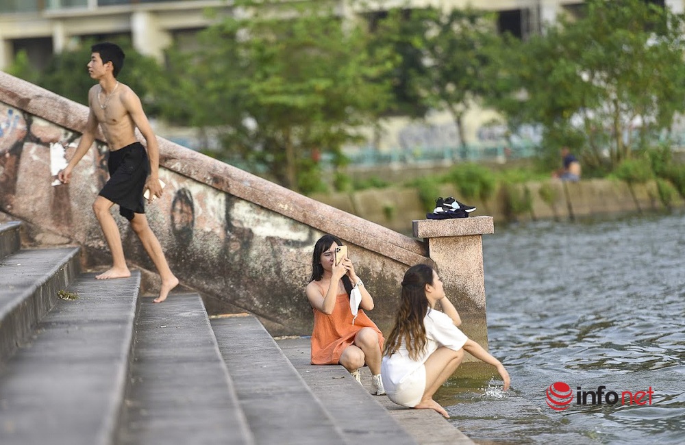 Hàng trăm người ùn ùn kéo nhau ra hồ Tây giải nhiệt trong ngày nắng nóng đỉnh điểm - Ảnh 12.