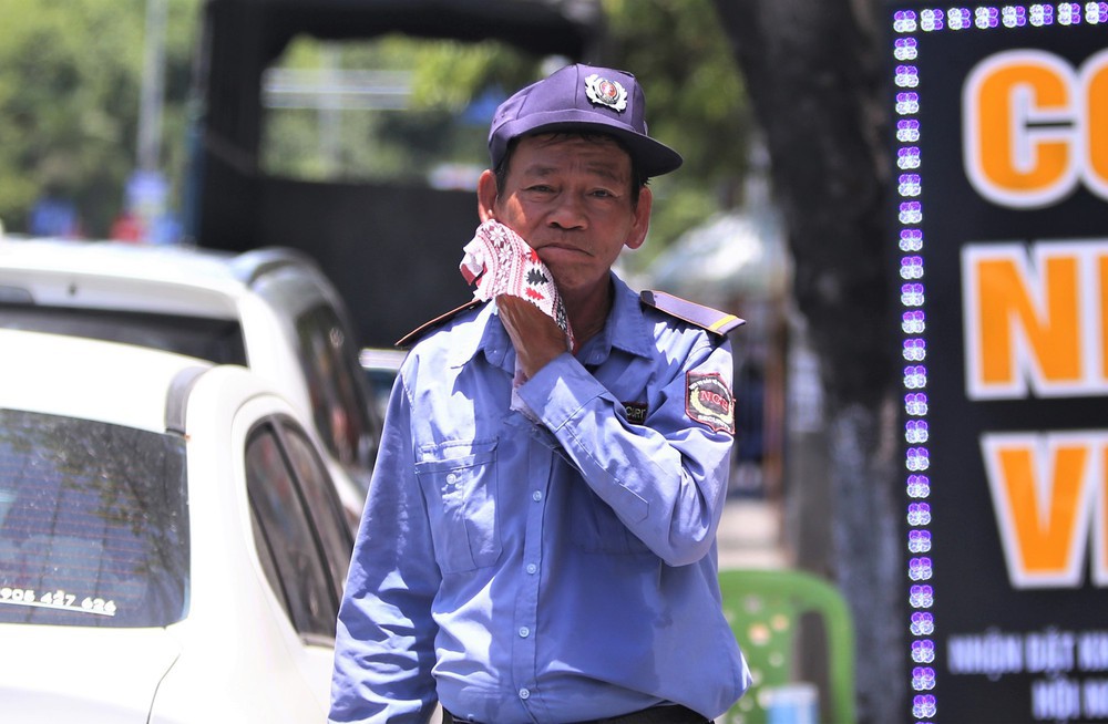  Ảnh: Người lao động vật vã mưu sinh dưới cái nắng đổ lửa ở Đà Nẵng - Ảnh 12.