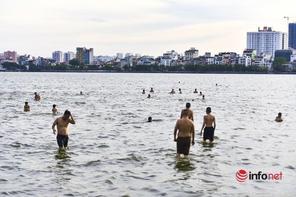 Hàng trăm người ùn ùn kéo nhau ra hồ Tây giải nhiệt trong ngày nắng nóng đỉnh điểm - Ảnh 13.