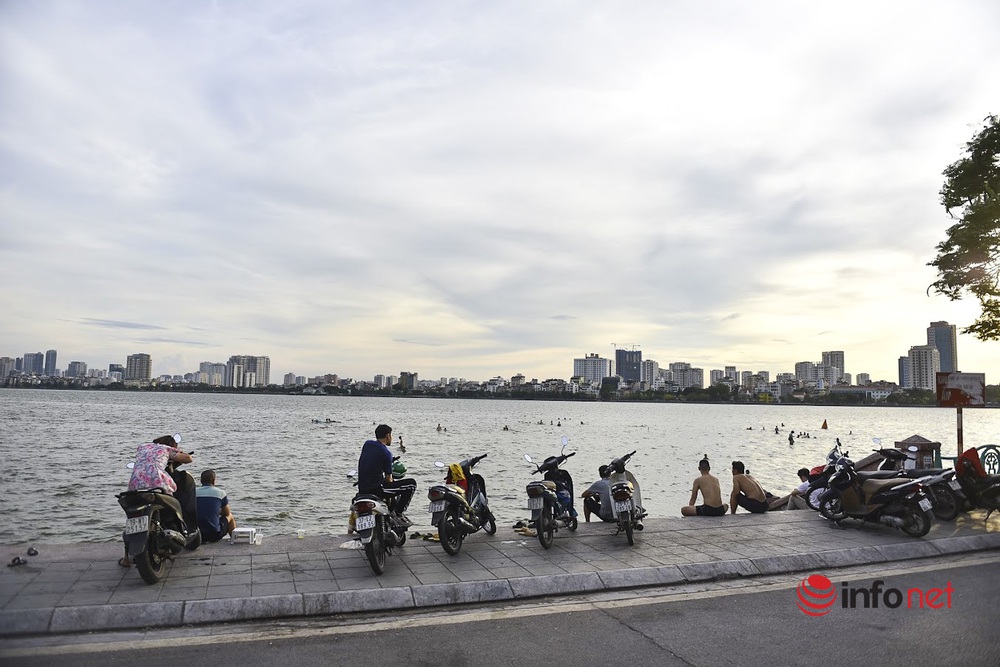 Hàng trăm người ùn ùn kéo nhau ra hồ Tây giải nhiệt trong ngày nắng nóng đỉnh điểm - Ảnh 3.