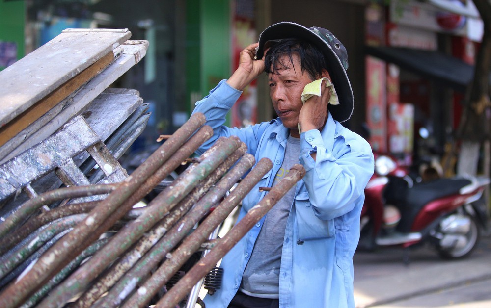  Ảnh: Người lao động vật vã mưu sinh dưới cái nắng đổ lửa ở Đà Nẵng - Ảnh 4.