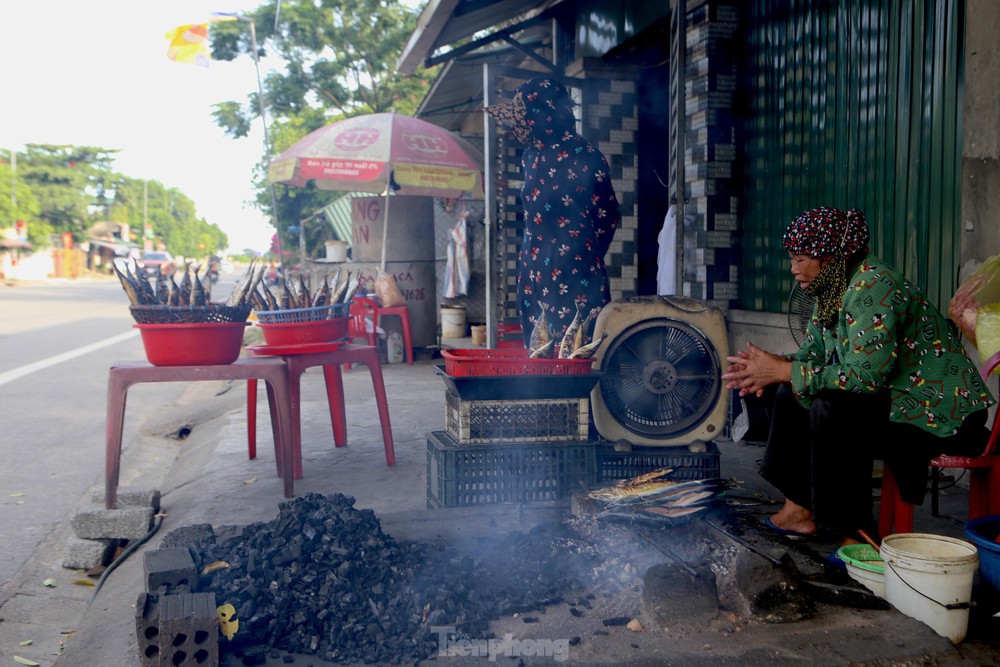 Nướng cá bên bếp than hồng giữa nắng nóng 39 độ C - Ảnh 1.