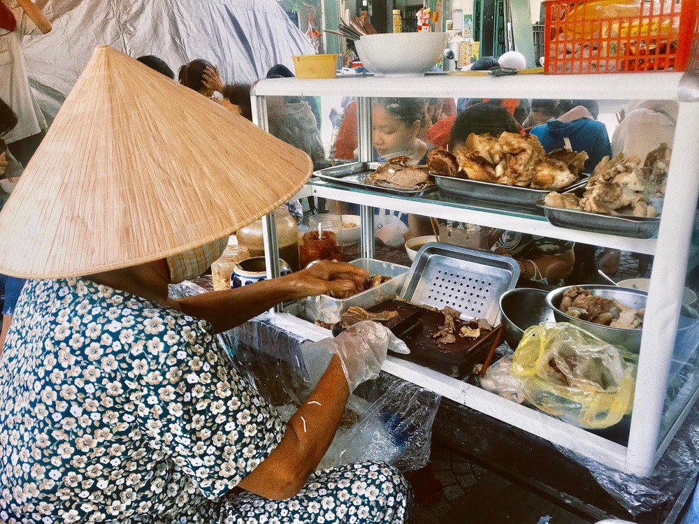 Tô bún 5 nghìn đồng giữa phố Đà Nẵng: Gần 30 năm khiến bao người tò mò, thương nhớ - Ảnh 6.