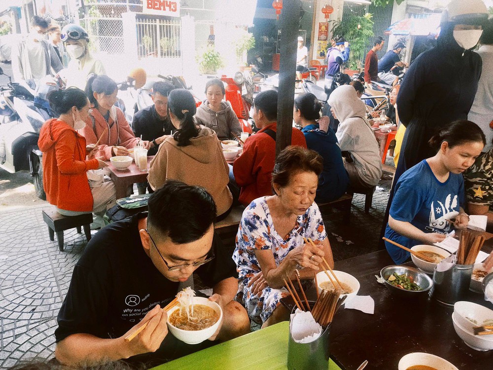 Tô bún 5 nghìn đồng giữa phố Đà Nẵng: Gần 30 năm khiến bao người tò mò, thương nhớ - Ảnh 7.