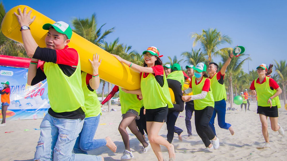 Team building, du lịch cùng cơ quan giúp gắn kết mọi người hay tạo thêm áp lực ngoài chốn công sở? - Ảnh 2.