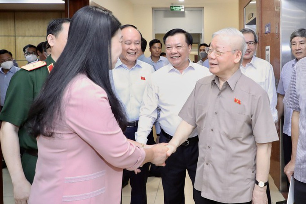 Tổng Bí thư Nguyễn Phú Trọng: Con chị nó đi, con dì nó lớn, không lo không có cán bộ làm việc  - Ảnh 1.