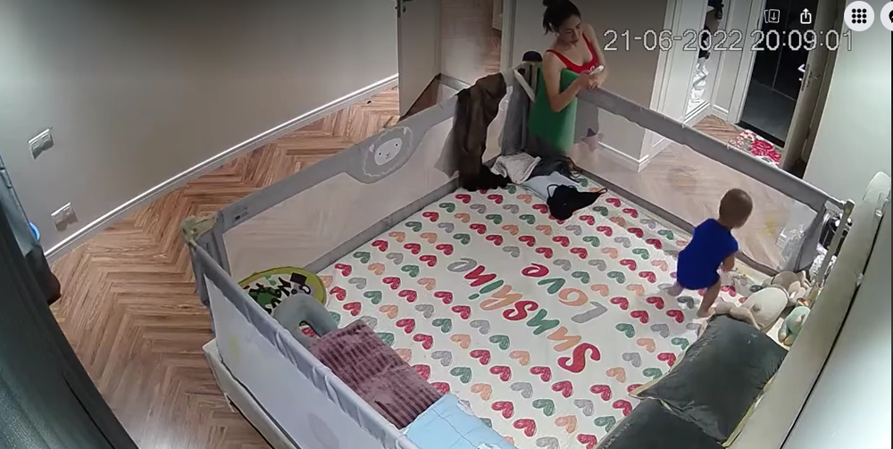 Xem clip em bé được rèn tự ngủ ngon lành trong 2 phút, các bà mẹ chia hai phe tranh luận - Ảnh 2.