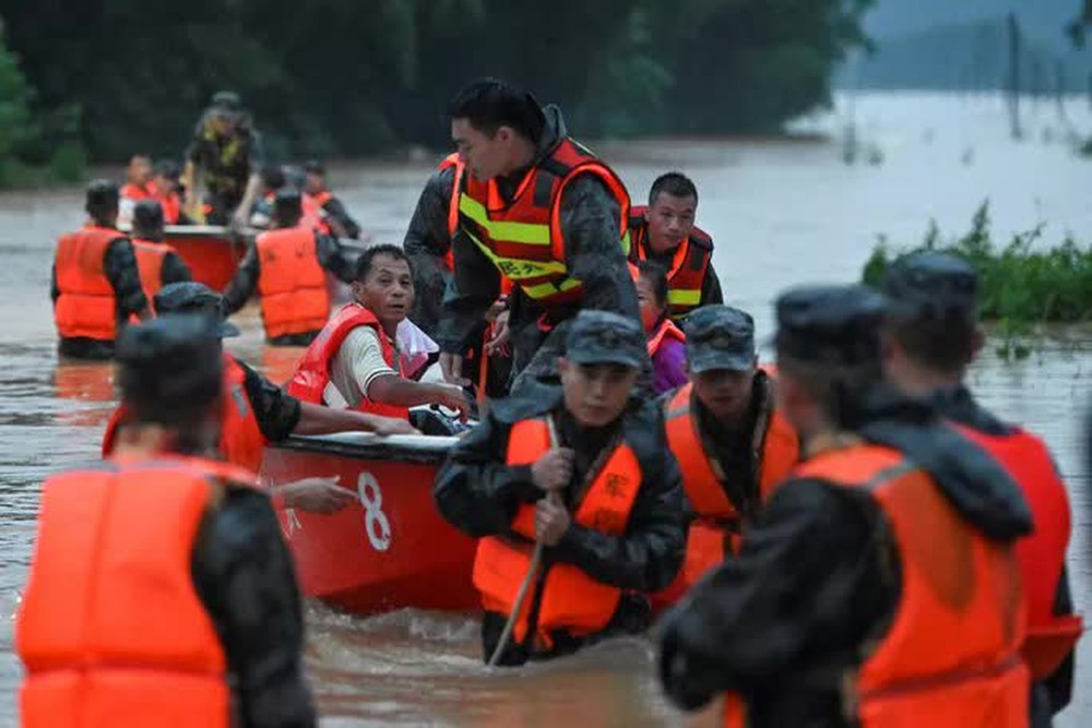  99 con sông đang báo động lũ, miền Nam Trung Quốc nín thở  - Ảnh 2.