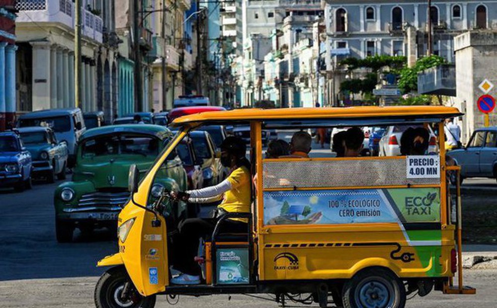 Xăng dầu khan hiếm, người dân Cuba chuyển sang dùng xe điện