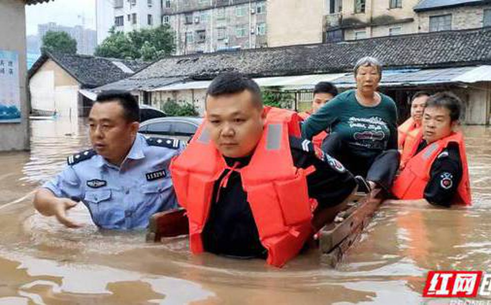 99 con sông đang báo động lũ, miền Nam Trung Quốc nín thở