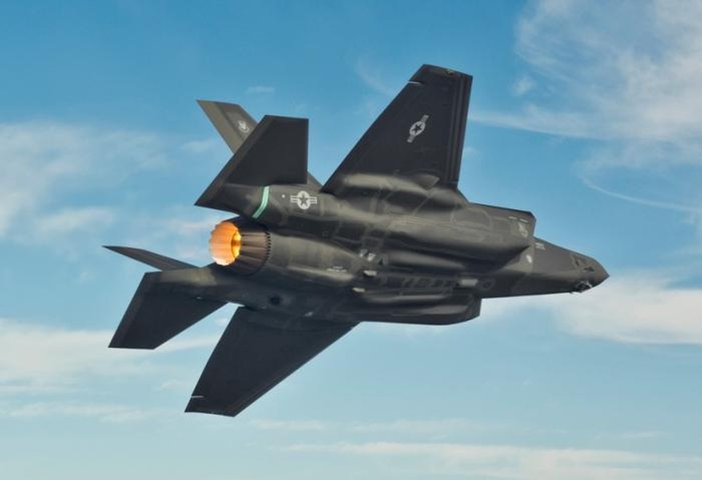 Tiêm kích F-35 Mỹ bật chế độ “quái thú”: Biến hình thành oanh tạc cơ siêu đẳng! - Ảnh 1.