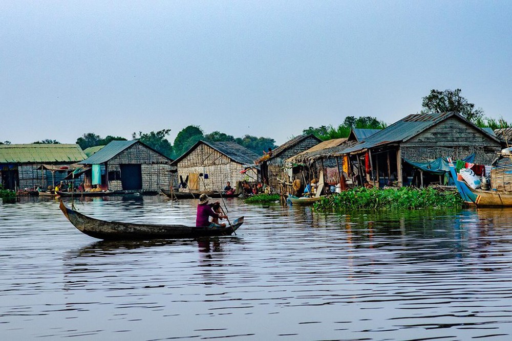 Thế giới thanh khiết trên những ngôi làng nổi ở Campuchia - Ảnh 1.