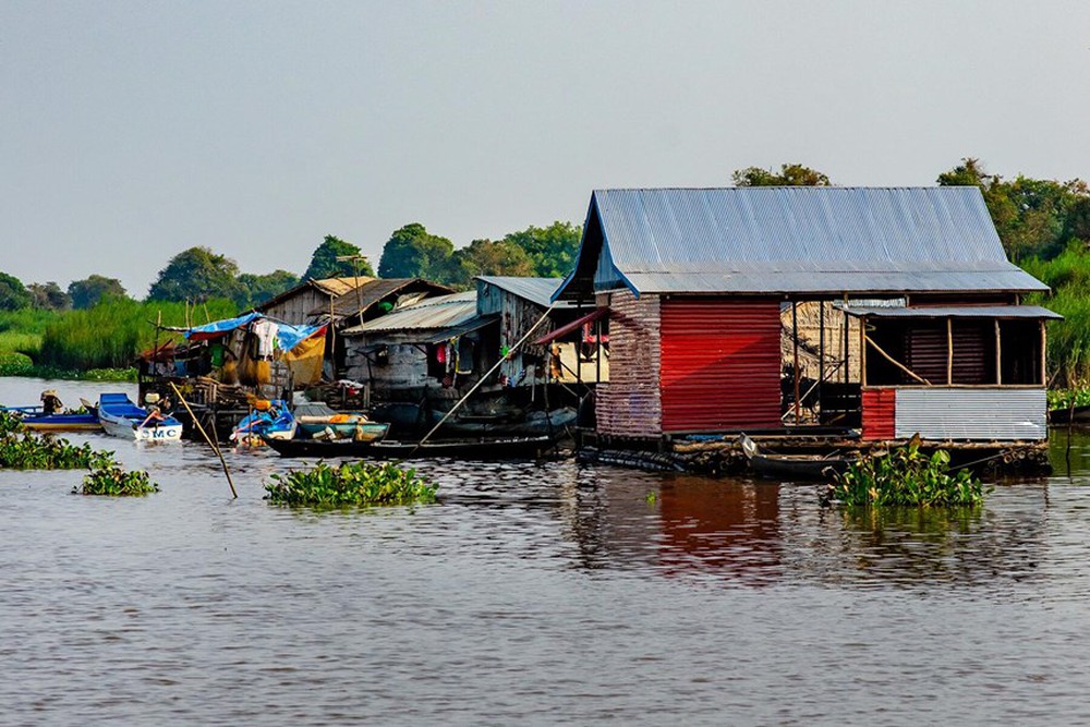 Thế giới thanh khiết trên những ngôi làng nổi ở Campuchia - Ảnh 2.