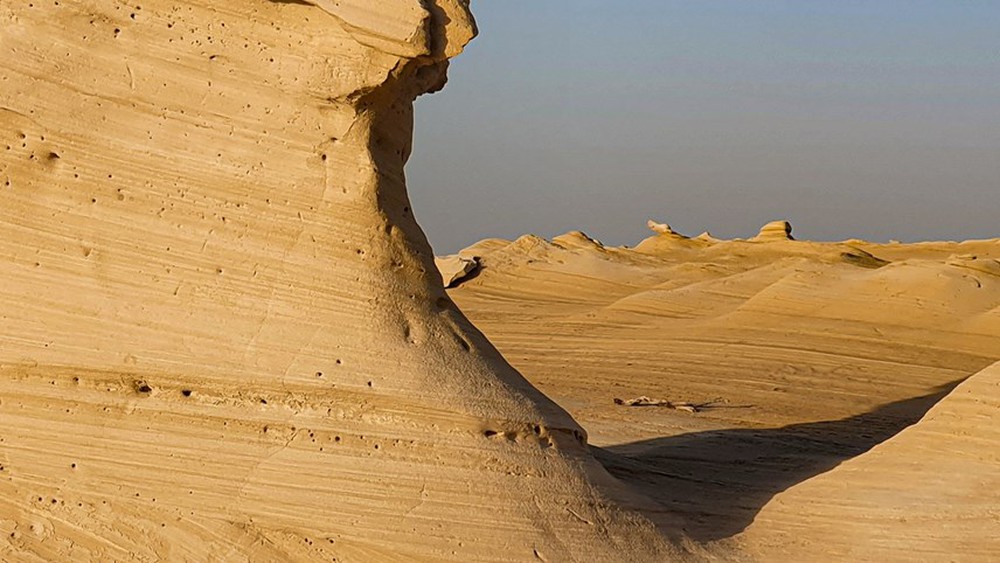 Cồn cát hóa thạch Abu Dhabi: Kiệt tác từ biến đổi khí hậu - Ảnh 1.