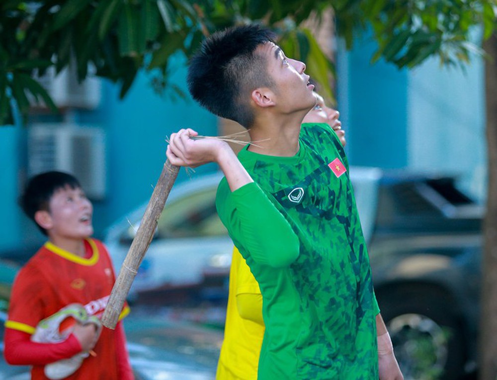 Cầu thủ U19 Việt Nam thi nhau hái xoài, giúp đàn chị đội tuyển nữ tìm dép - Ảnh 4.