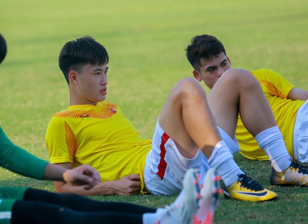 Cầu thủ U19 Việt Nam thi nhau hái xoài, giúp đàn chị đội tuyển nữ tìm dép - Ảnh 11.